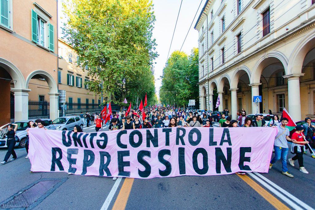 In strada contro la repressione: le foto del corteo contro il ddl sicurezza a Bologna | Zero
